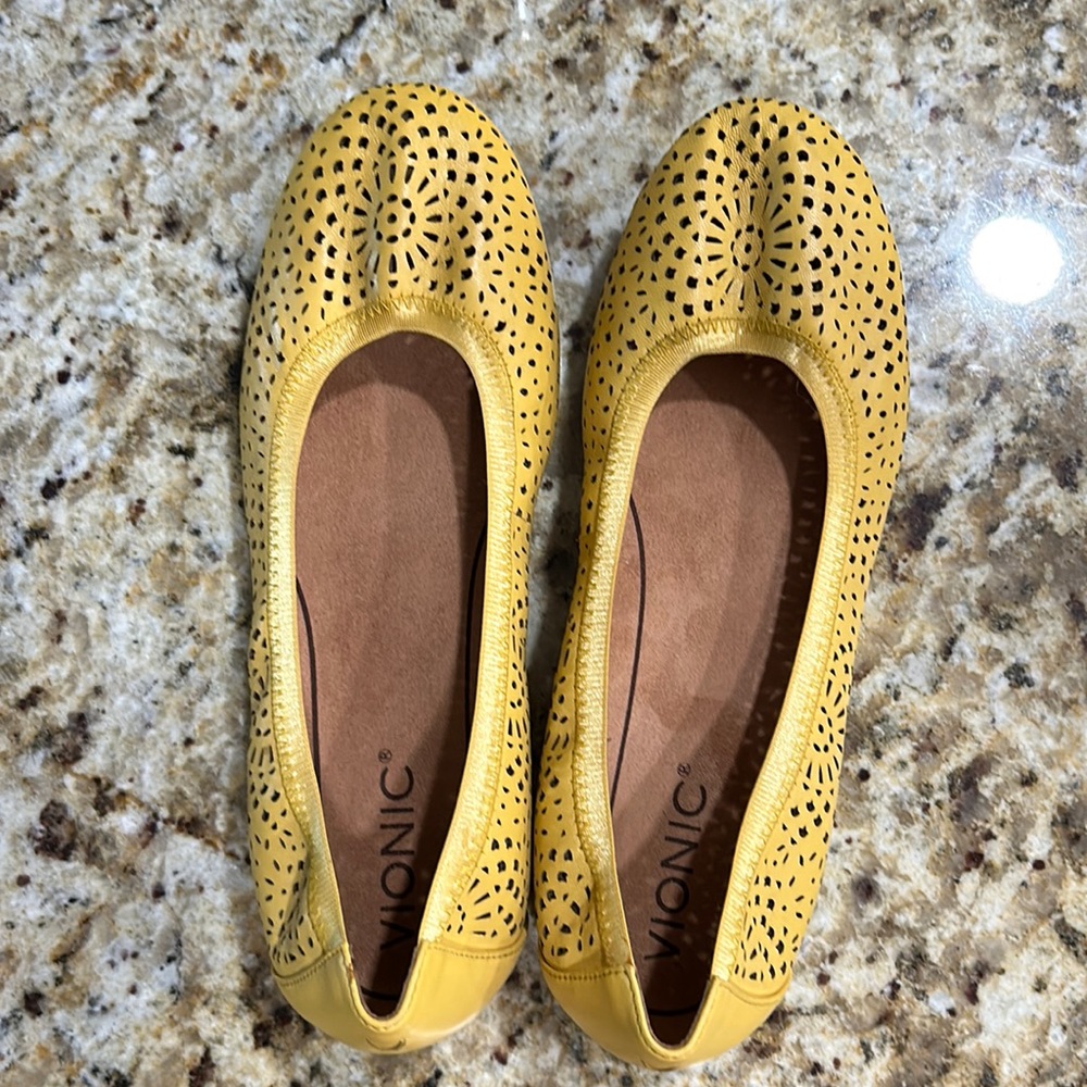 Vionics ballet flats